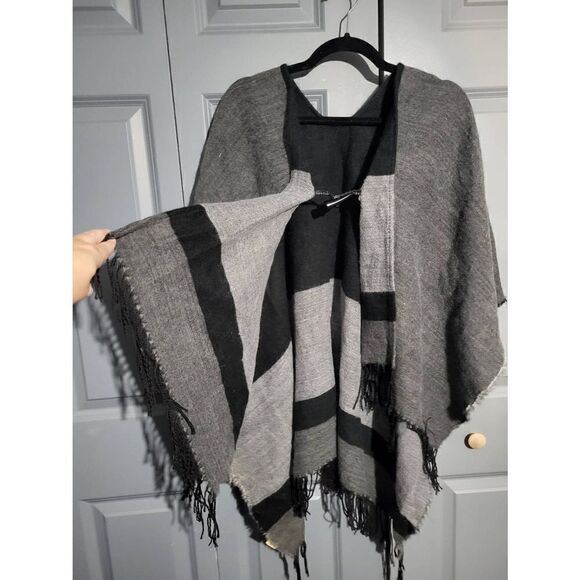 Black/grey poncho with black tassels - Picture 2 of 6